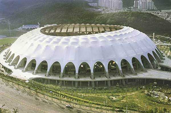 棗莊PTFE膜結(jié)構(gòu)安裝特色:魯南地區(qū)施工團(tuán)隊(duì)的創(chuàng)新工藝